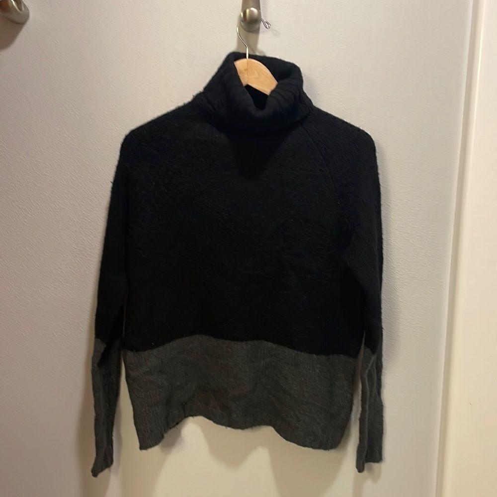 𝅺Vince woman’s black and grey two toned turtleneck wool sweater